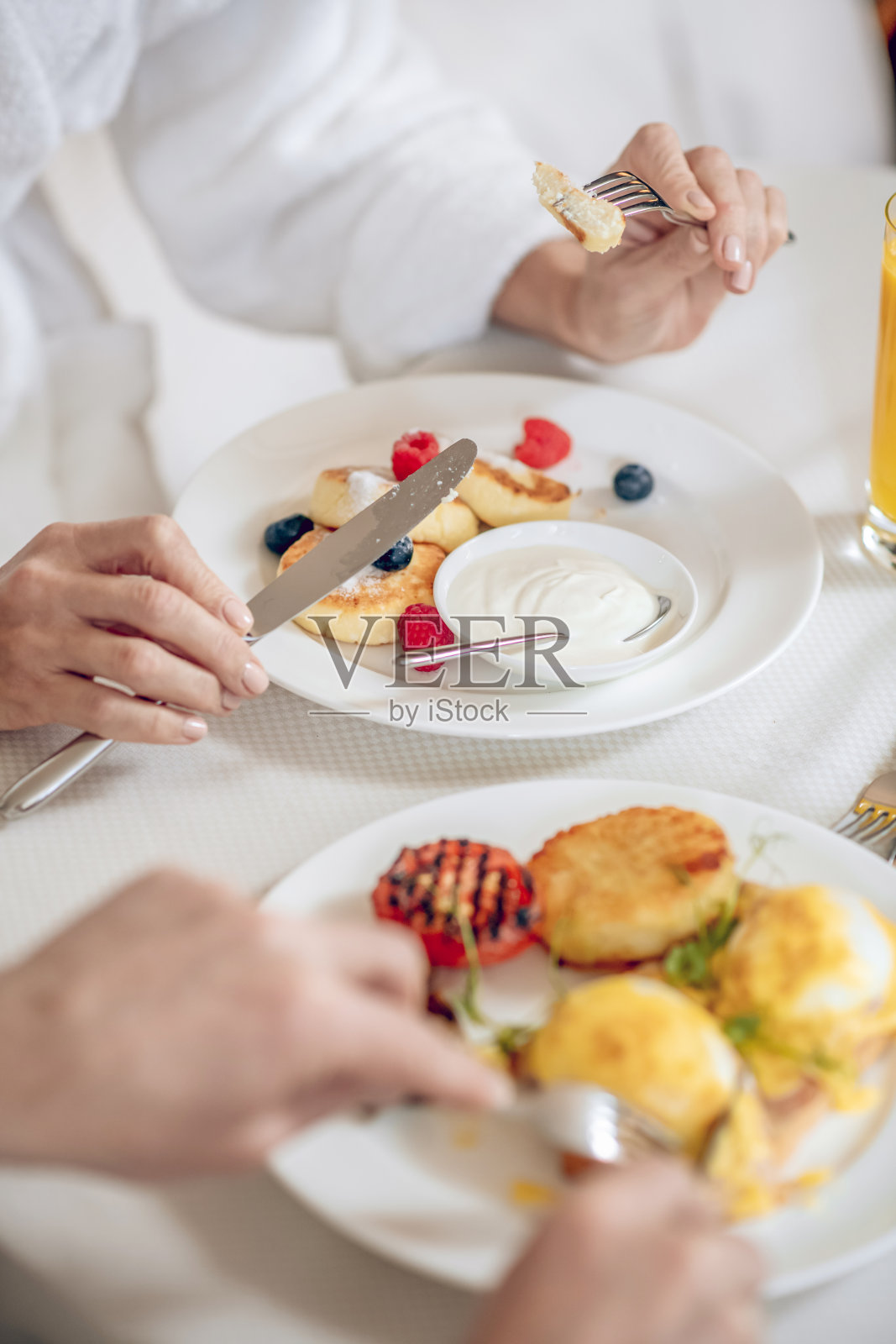 两个人一起吃健康美味的早餐照片摄影图片