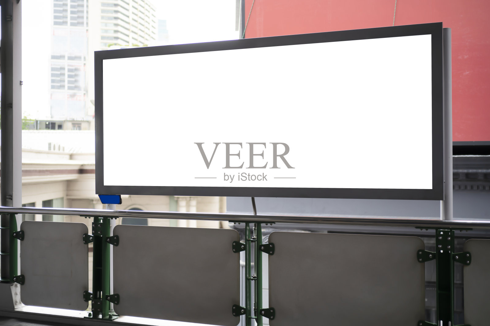 火车站上的白色空广告牌照片摄影图片