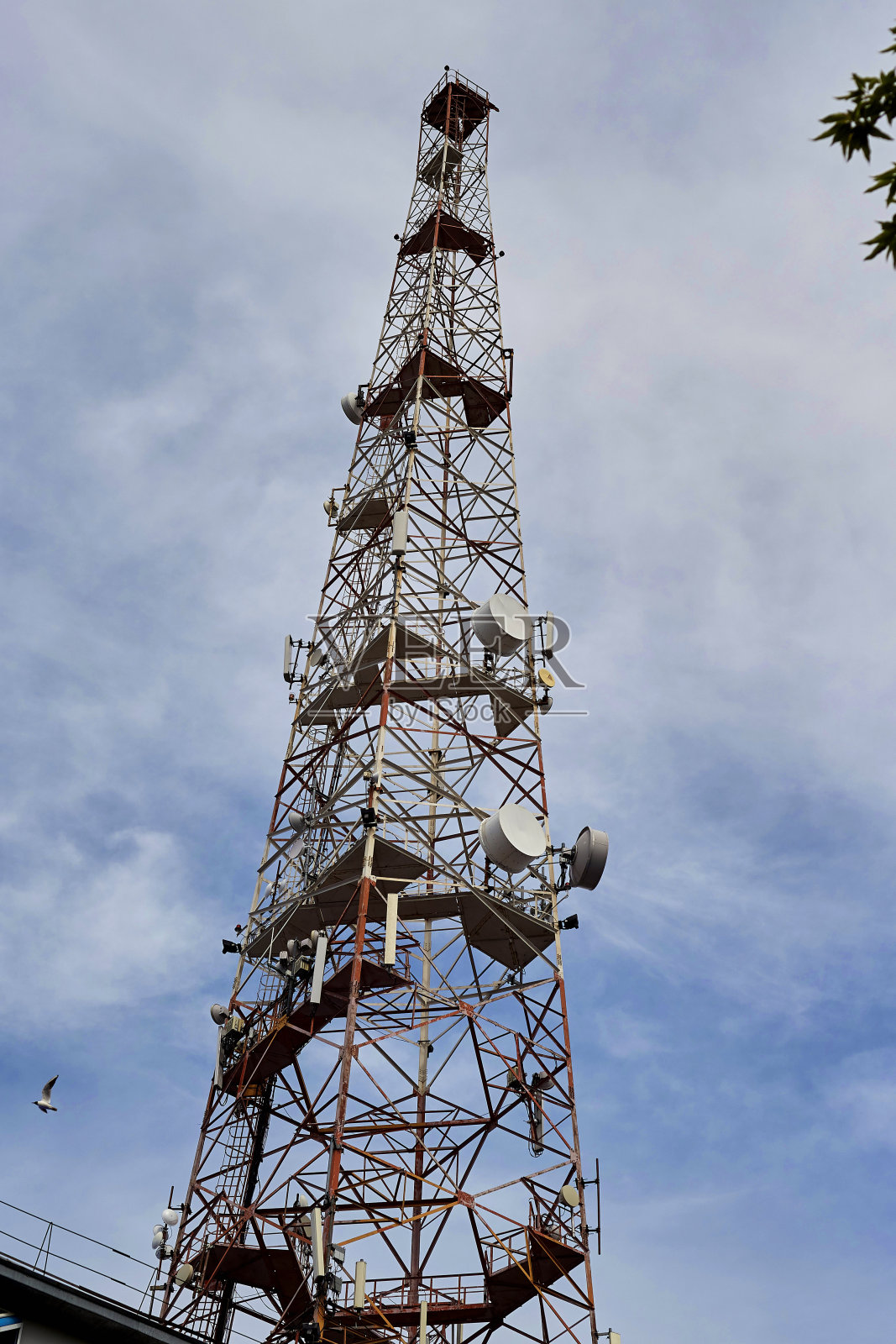 城市金属蜂窝天线,信号塔这是现代世界照片摄影图片