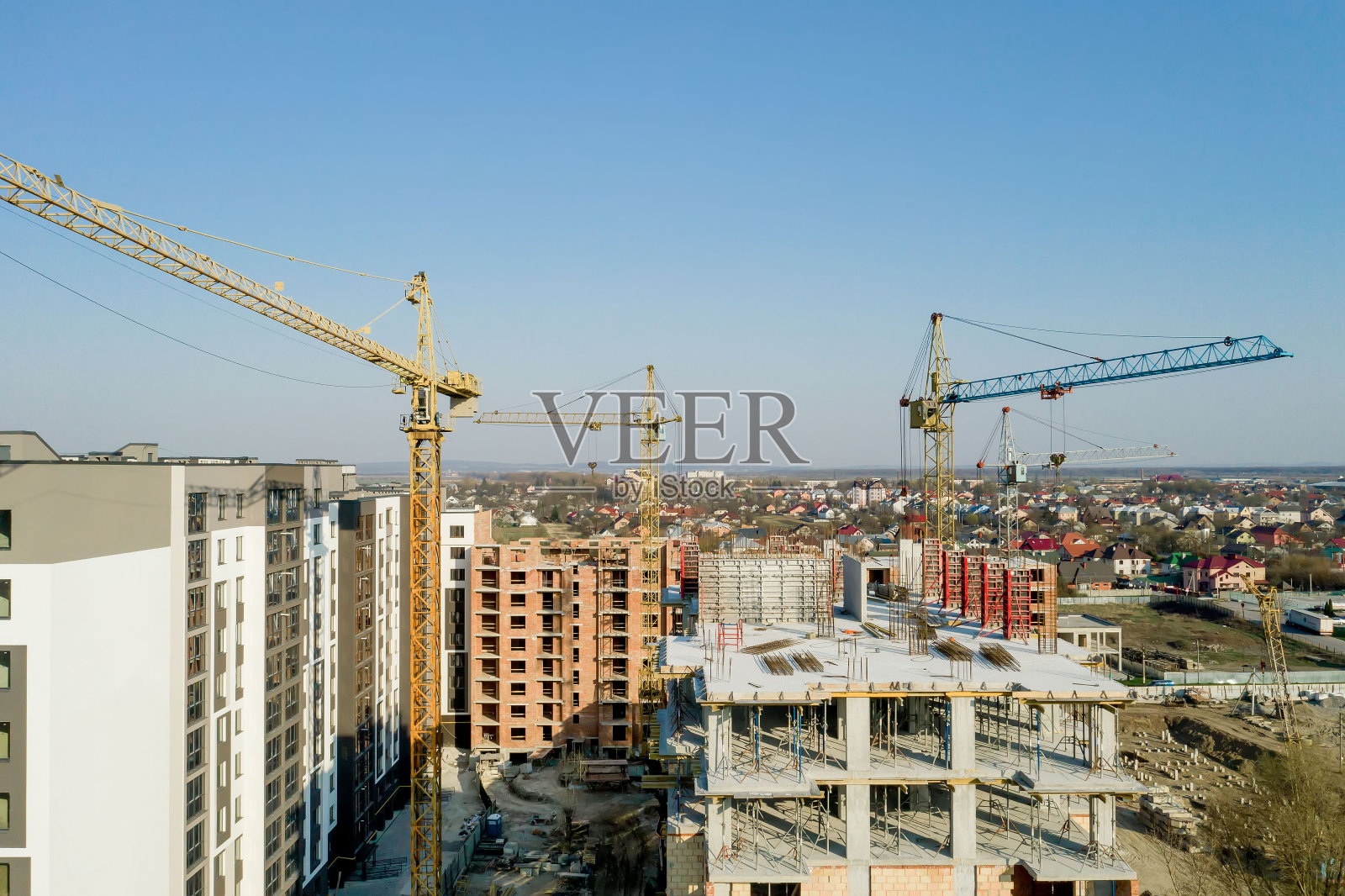 建筑和高层建筑,建筑行业用工作设备和工人。从上面看,从上面看。背景和纹理照片摄影图片