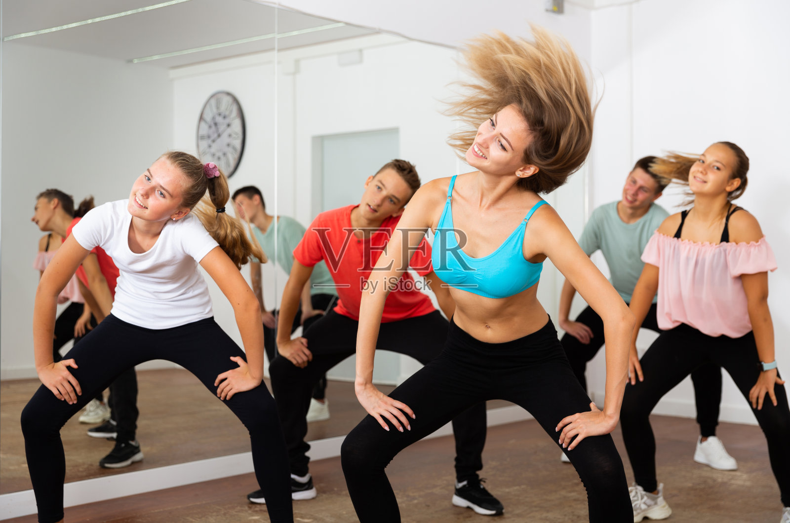 与老师一起上舞蹈课的青少年照片摄影图片