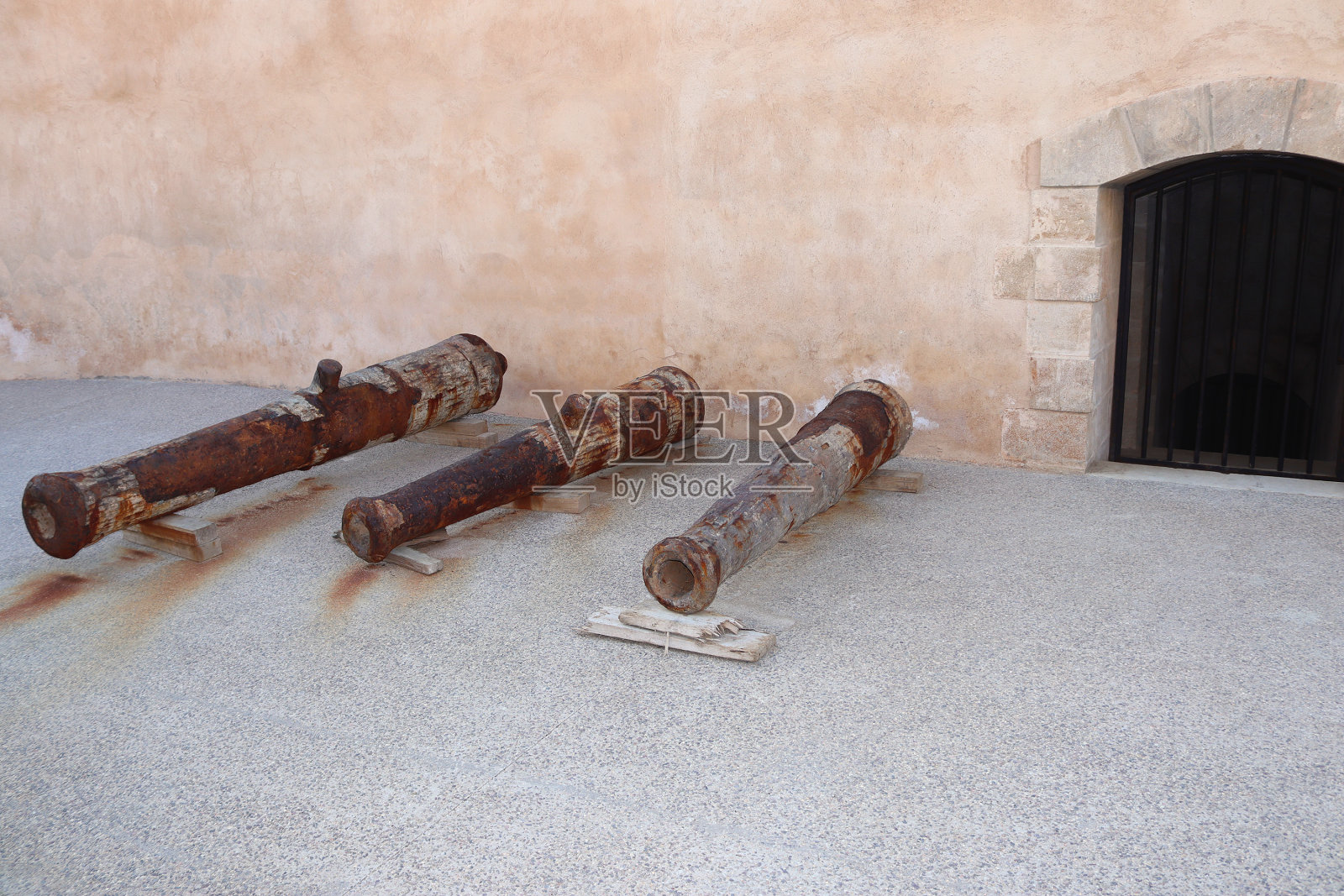 摩洛哥拉巴特罗特堡城堡历史墙附近的旧金属大炮的特写镜头。照片摄影图片