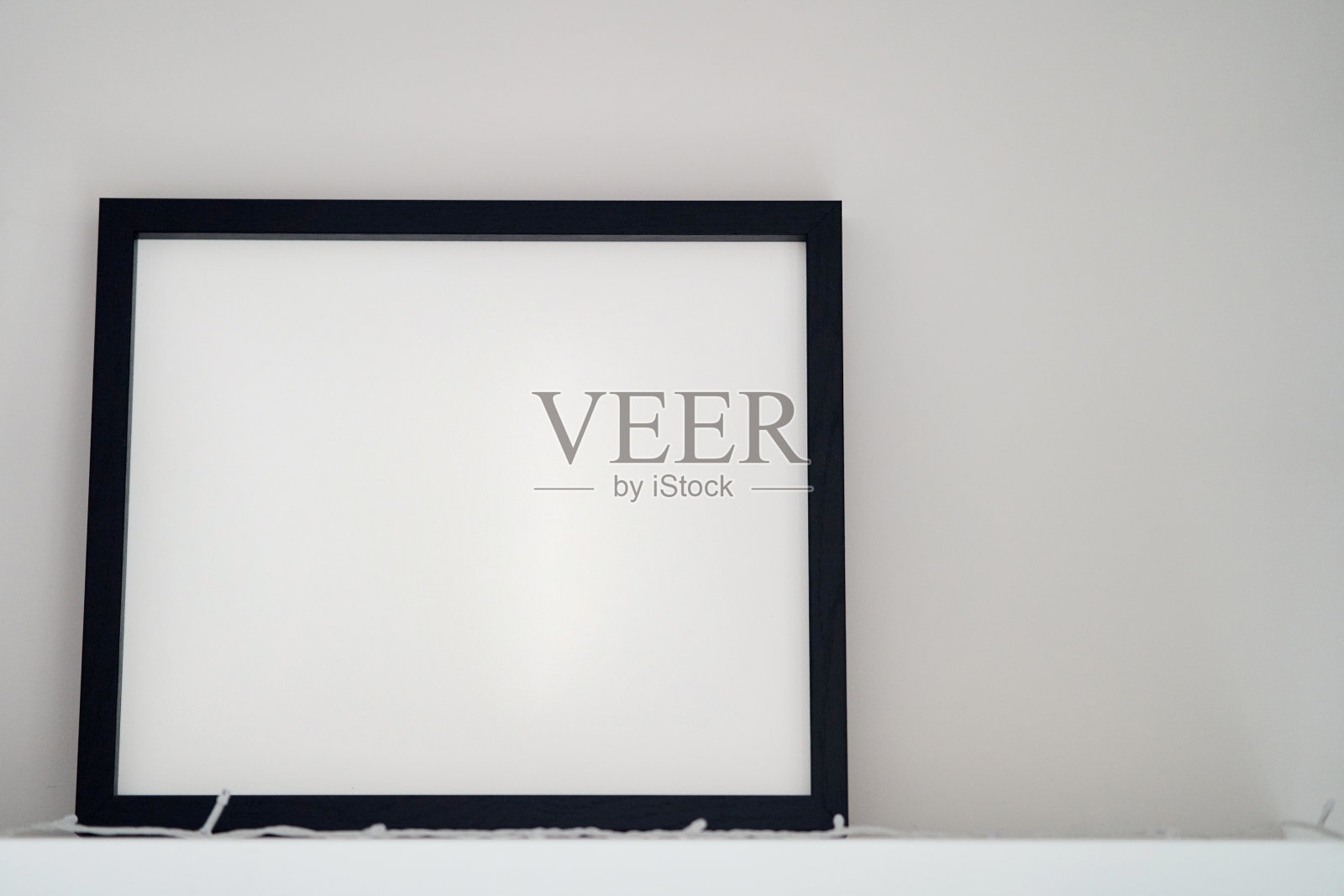 室内以白色背景为背景的空白木制相框。模型海报框架近距离在家庭内部照片摄影图片