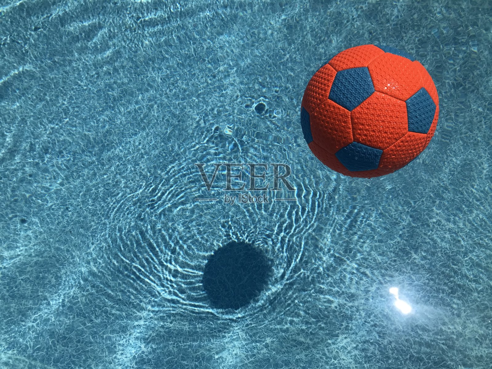 球在池中照片摄影图片