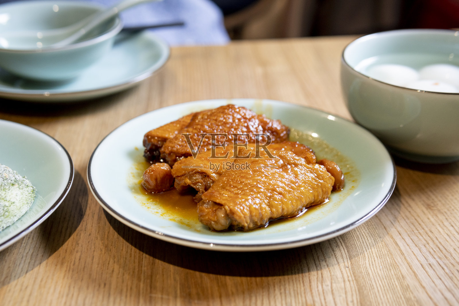 餐厅的烤鸡翅照片摄影图片
