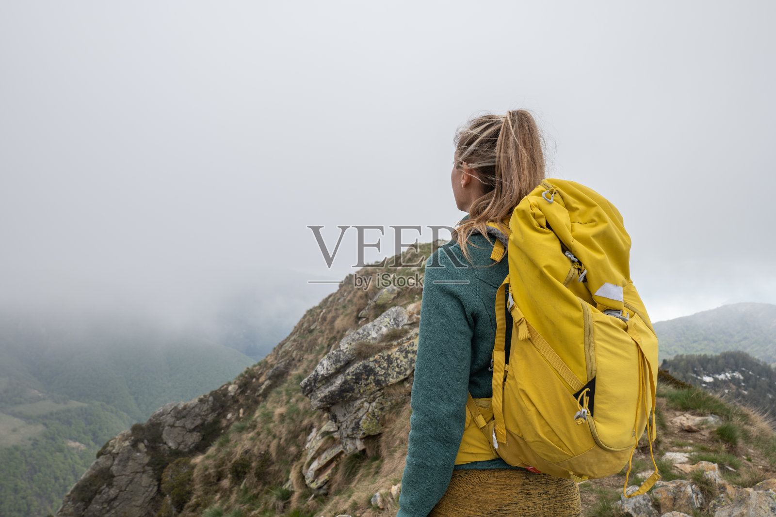 女徒步旅行者在山顶沉思照片摄影图片