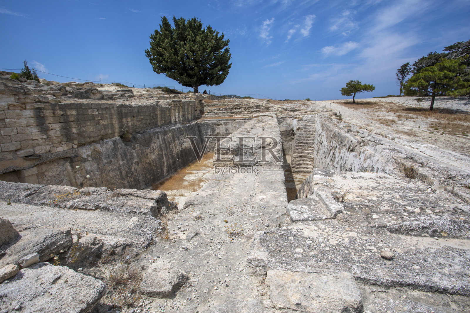 从希腊罗德岛的卡米罗斯古城眺望美丽的海景,照片摄影图片