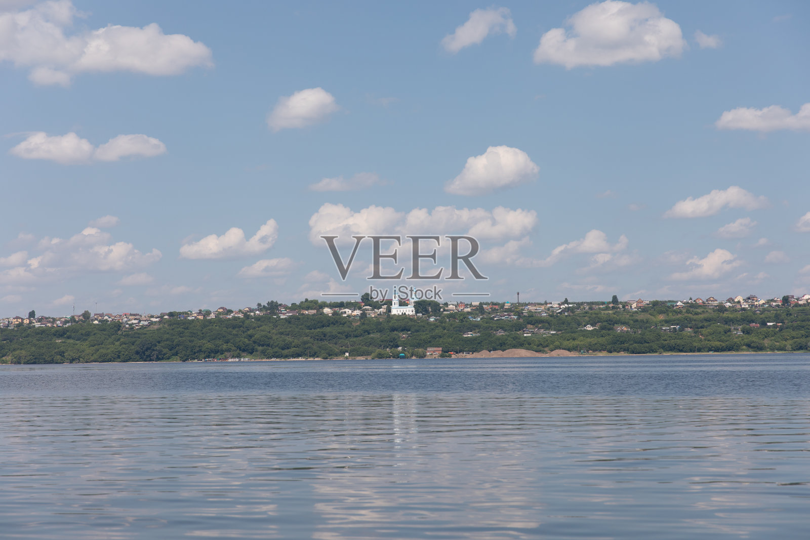 从卡马河上的小船上看俄罗斯鞑靼斯坦的门捷列耶夫斯克小镇。照片摄影图片