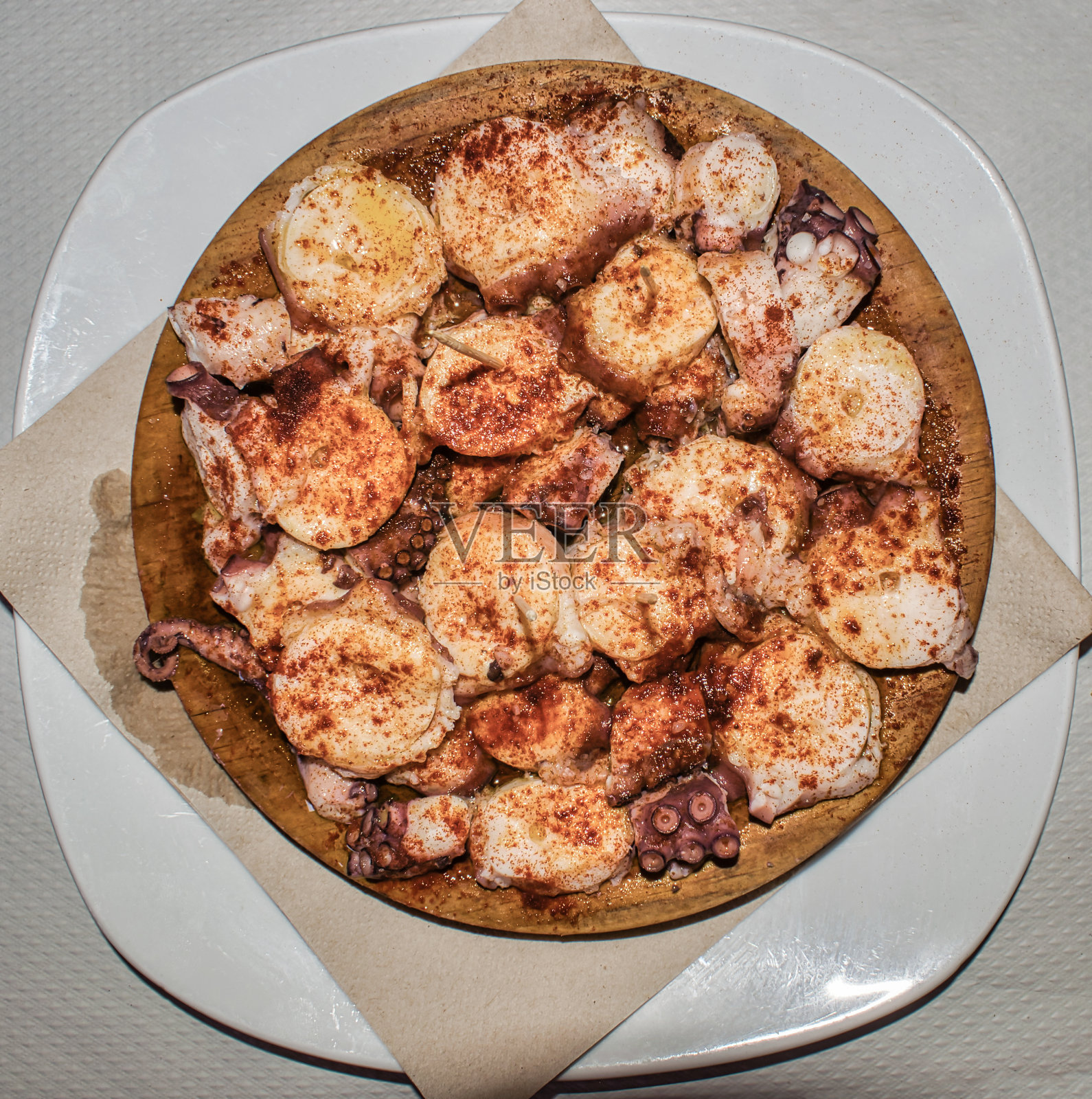 加利西亚章鱼配辣椒粉和橄榄油照片摄影图片