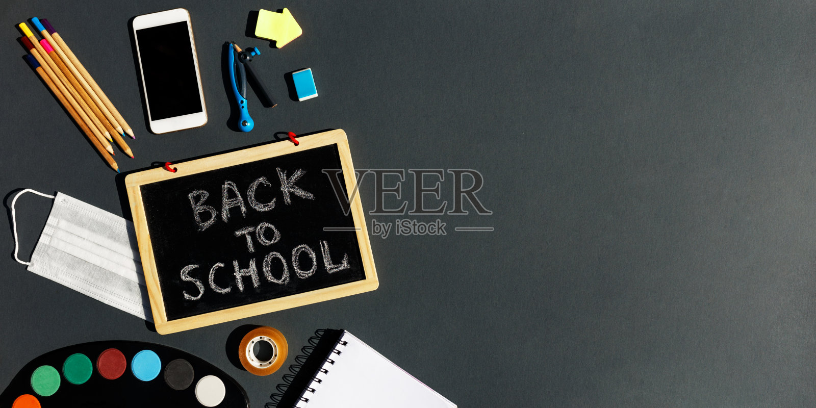 电子学习,在线教育,学校文具用品,医用口罩,社交距离,学校重新开学。2019冠状病毒病大流行后重返校园。新标准的概念。俯视图复制空间,黑板照片摄影图片