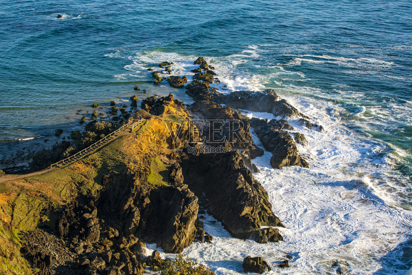 沿太平洋海岸线的岩石岬角照片摄影图片