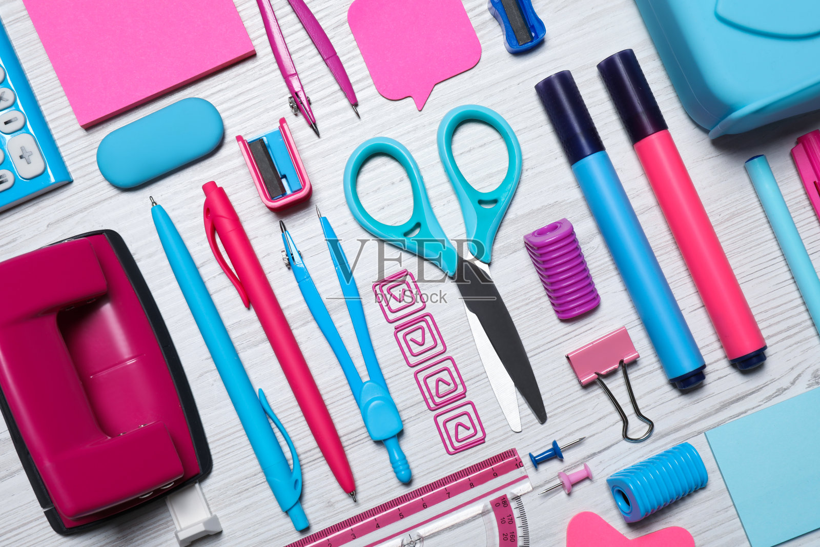 不同的文具以白色木质为背景,平铺照片摄影图片