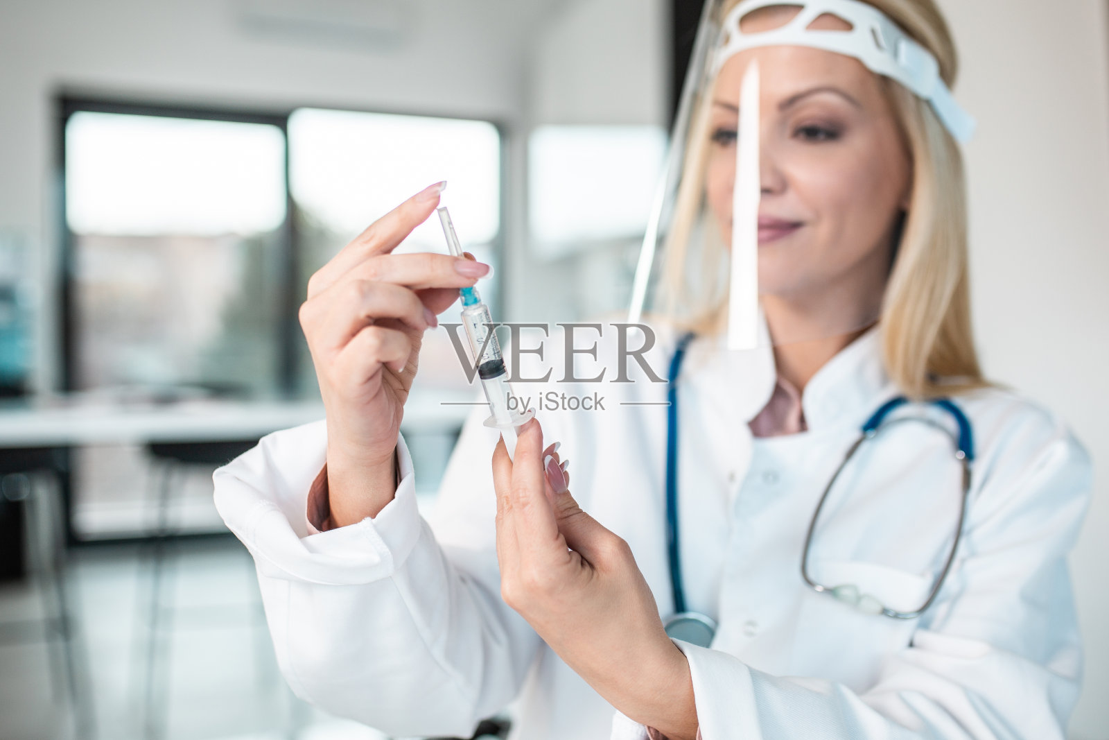 护士持有疫苗照片摄影图片