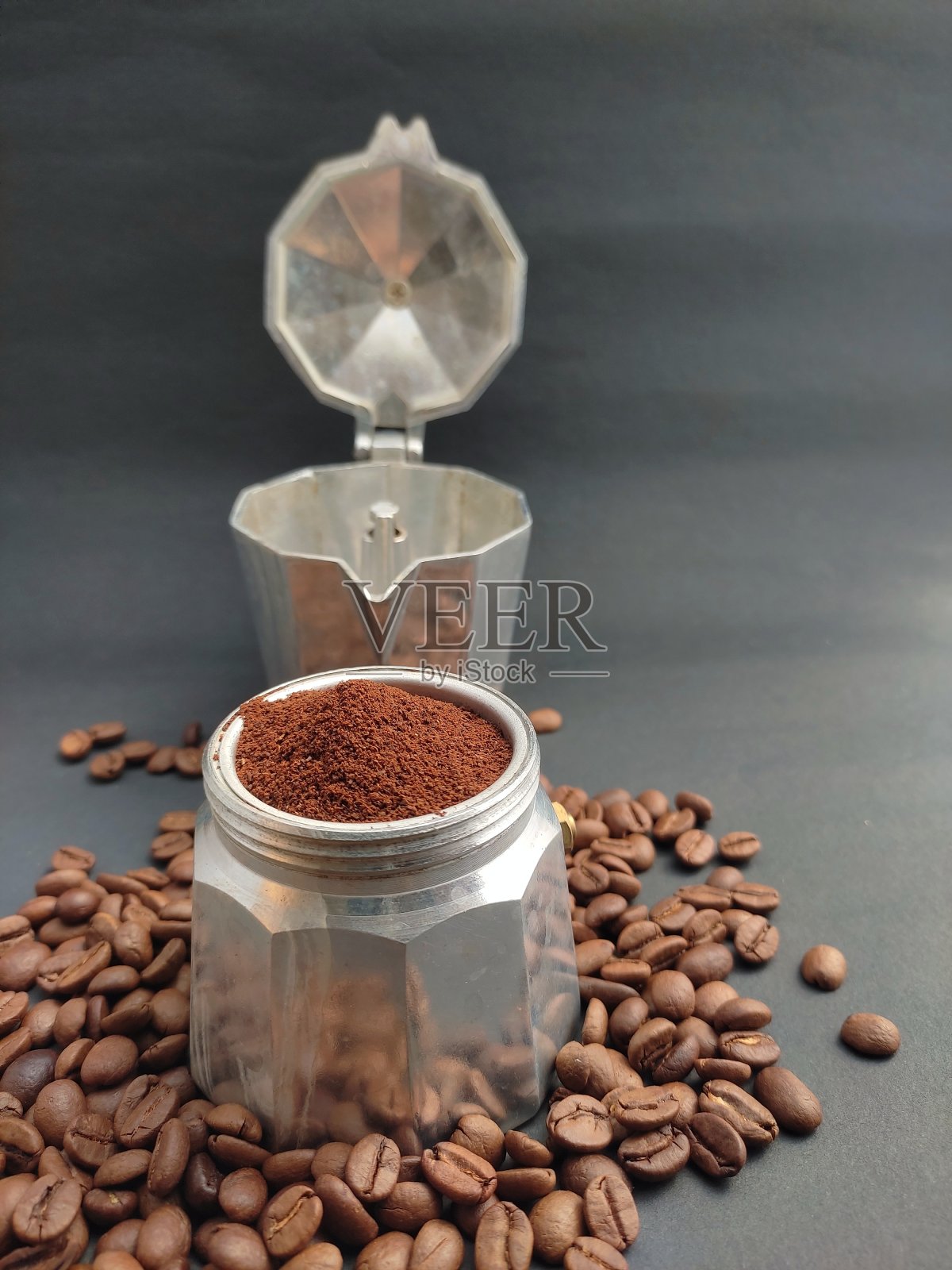 摩卡咖啡壶与咖啡豆在摩卡基地孤立的黑色背景照片摄影图片