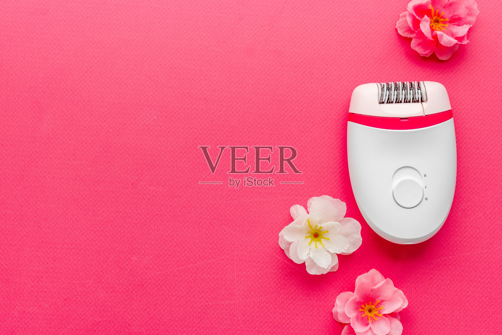 白色脱毛与花-设置脱毛,俯视图照片摄影图片