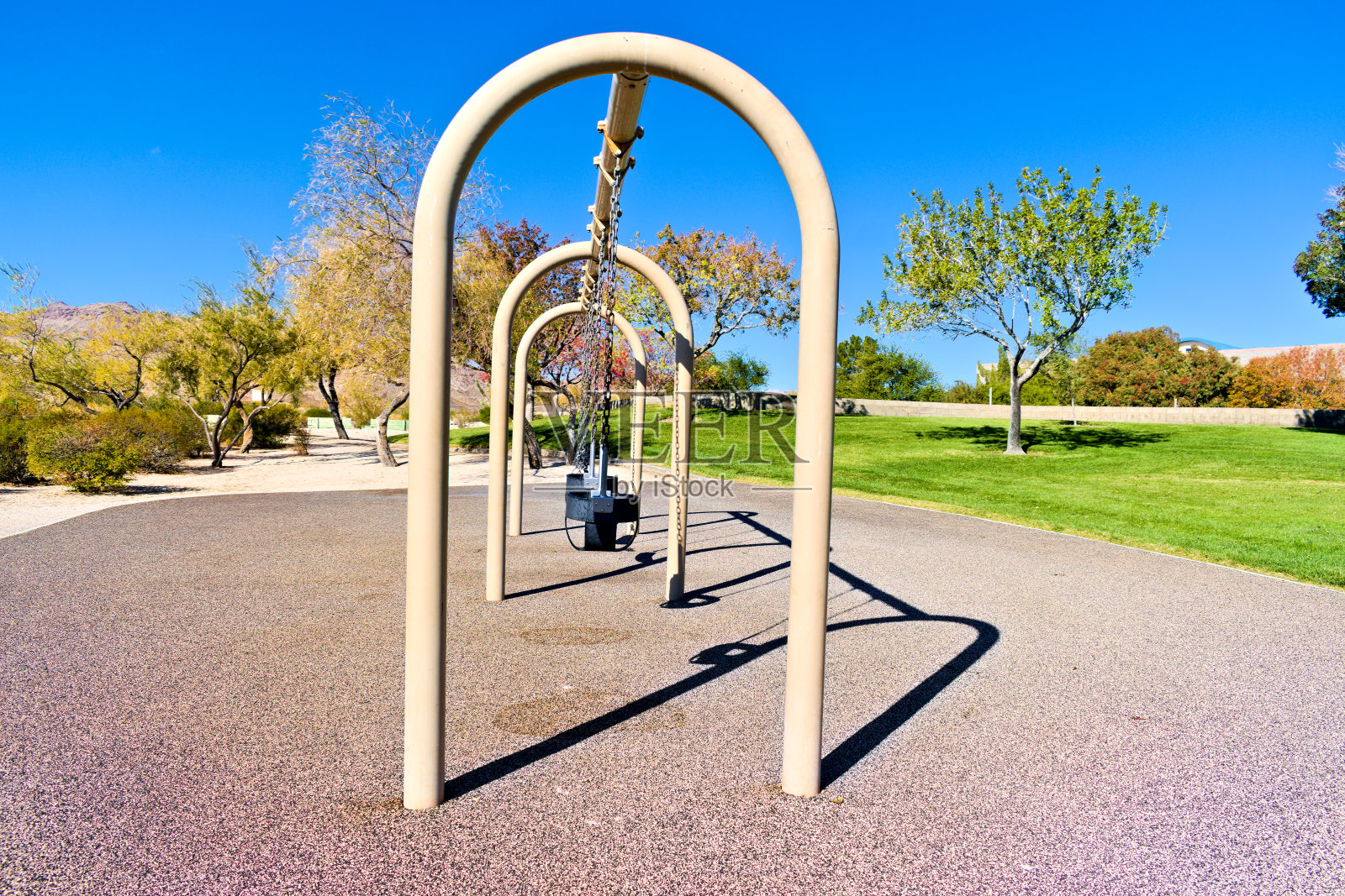 公园内的游乐设施照片摄影图片