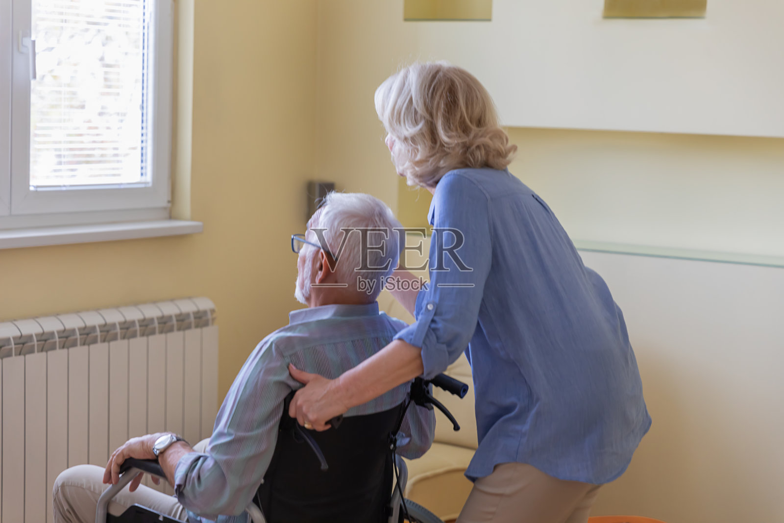 残疾人在家和妻子享受时光。照片摄影图片