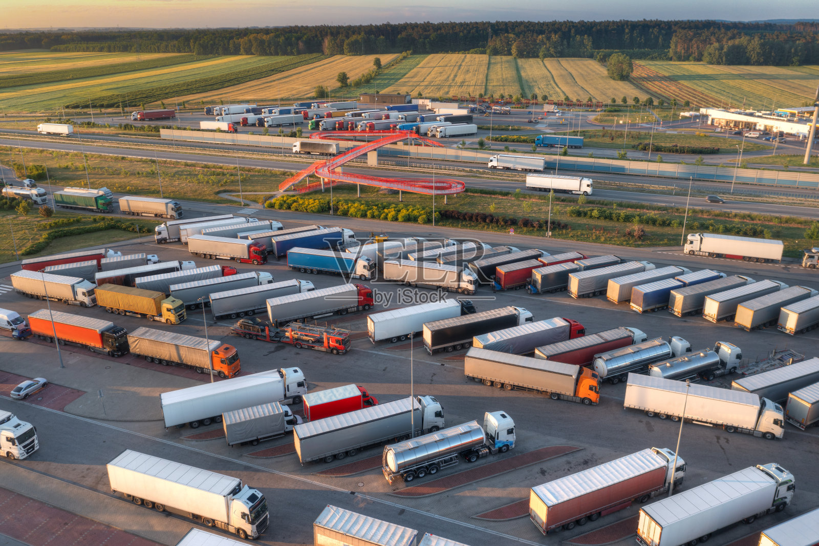 停在停车场的卡车照片摄影图片