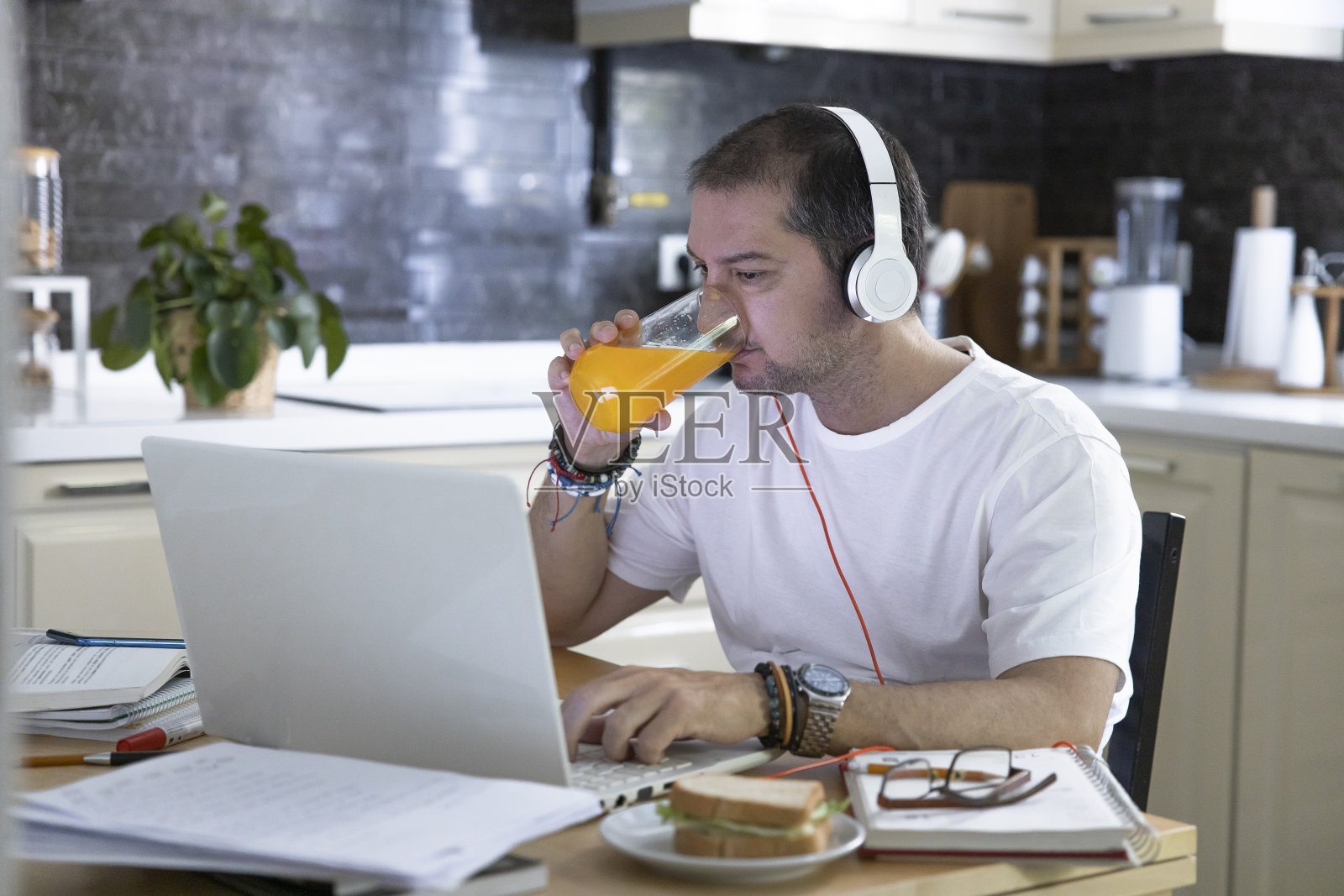 年轻人在家工作照片摄影图片