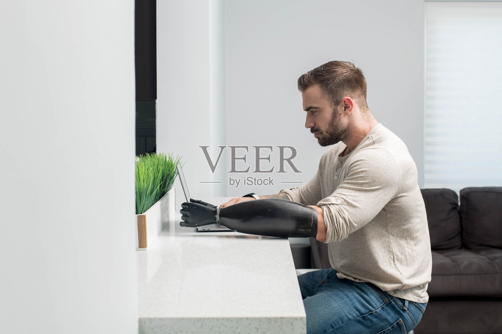 残疾人使用手提电脑照片摄影图片