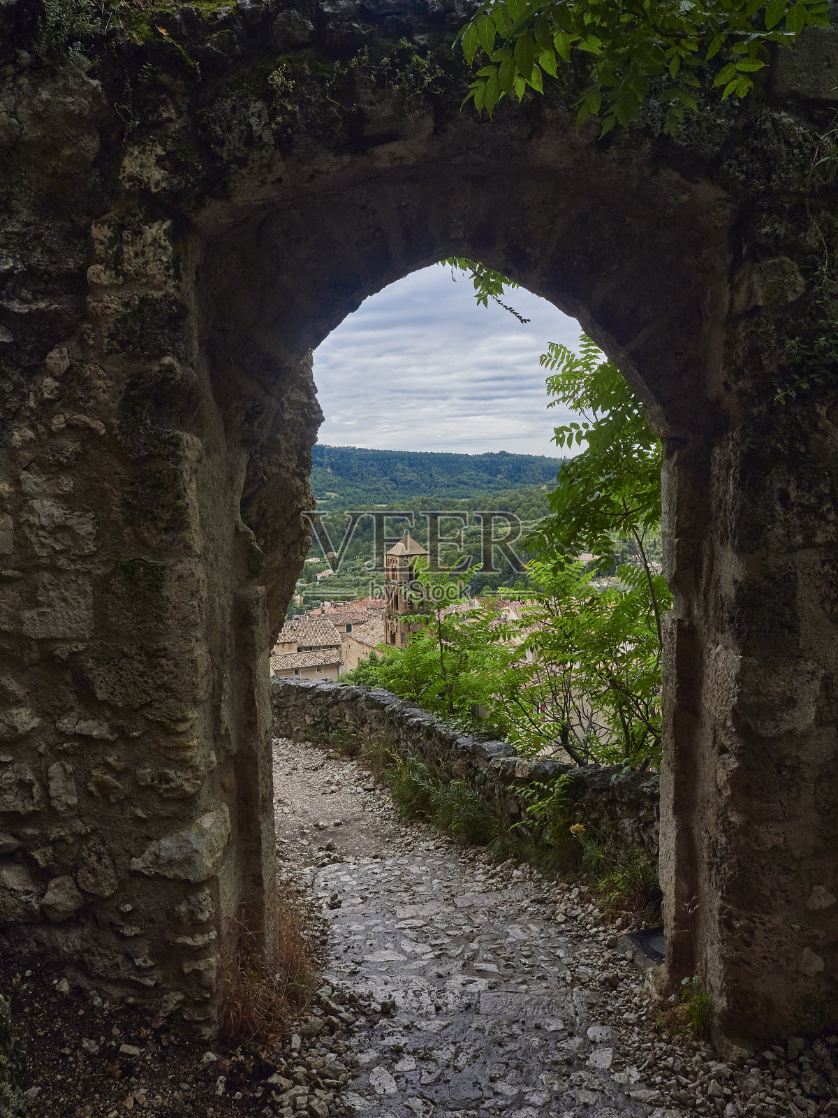 维登自然公园里的Moustiers Sainte-Marie。照片摄影图片