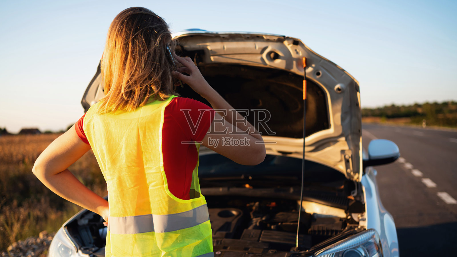 一个面目全非的女人在呼叫汽车救援照片摄影图片