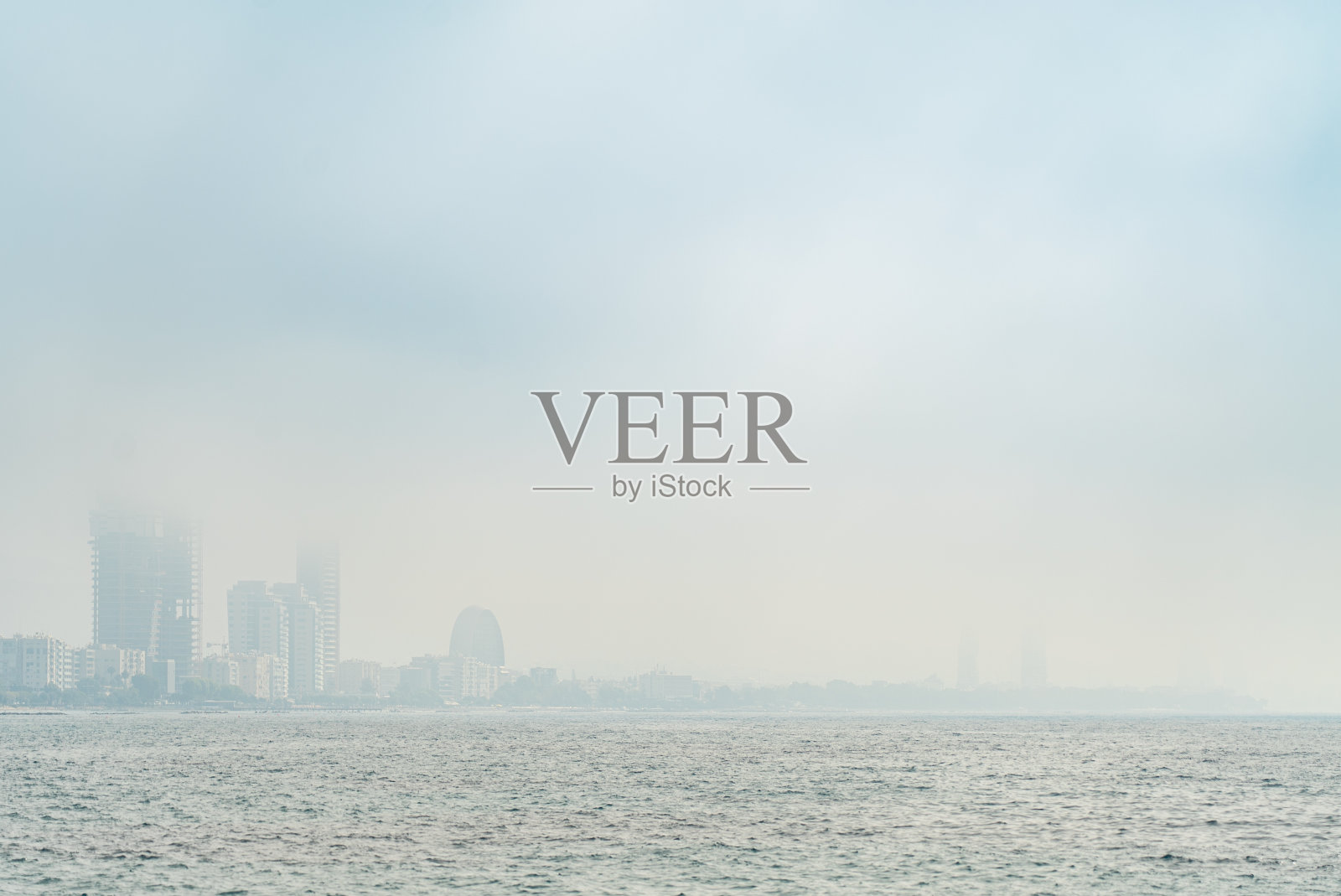 塞浦路斯利马索尔海湾的晨雾。雾笼罩着海岸线和建筑物照片摄影图片