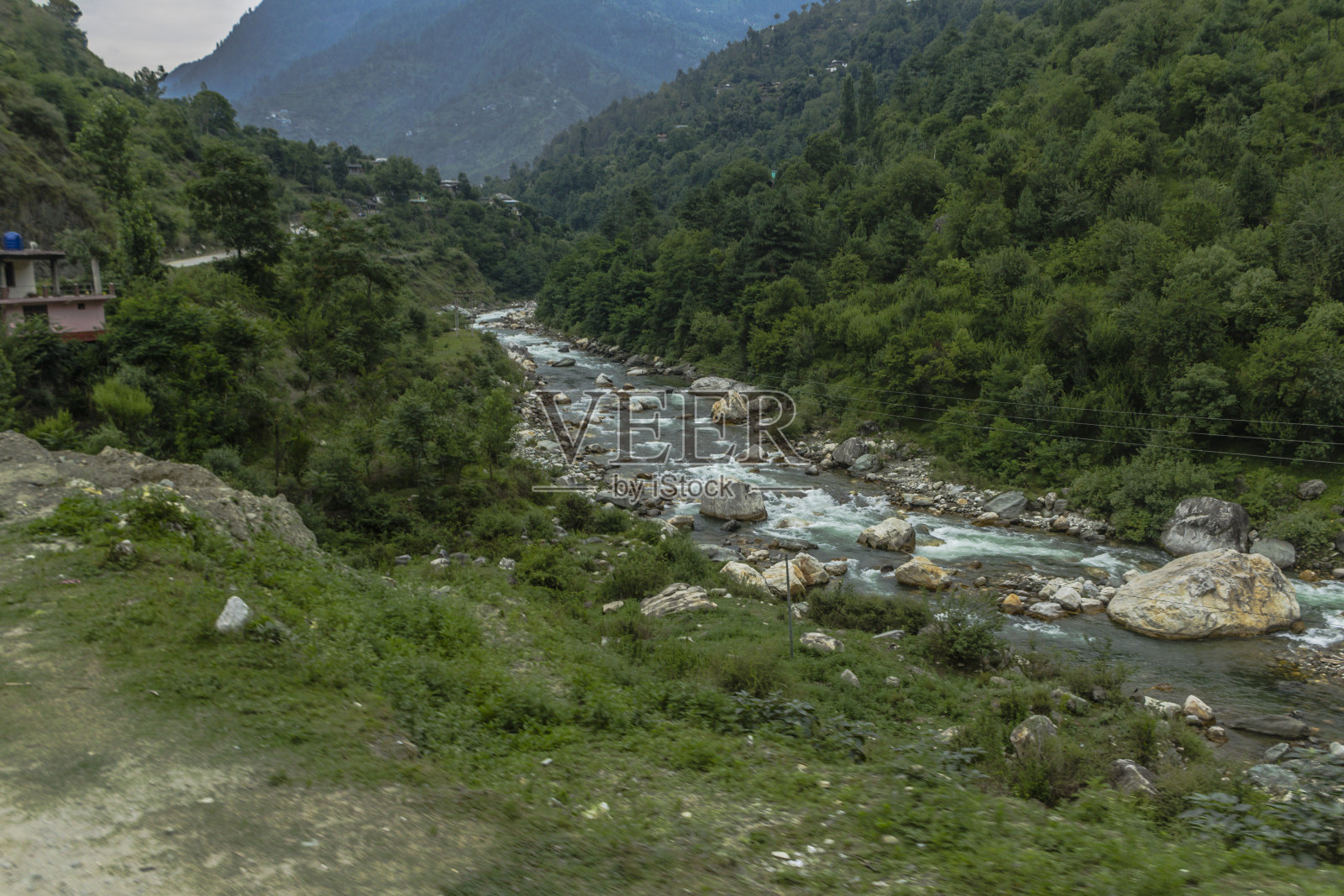 在提尔森山谷的河流照片摄影图片