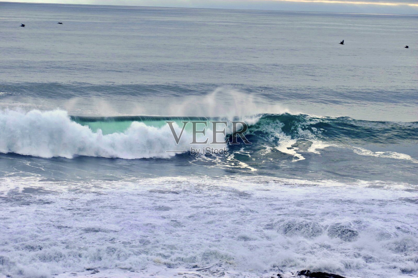 波浪在抽象的风景中破碎照片摄影图片