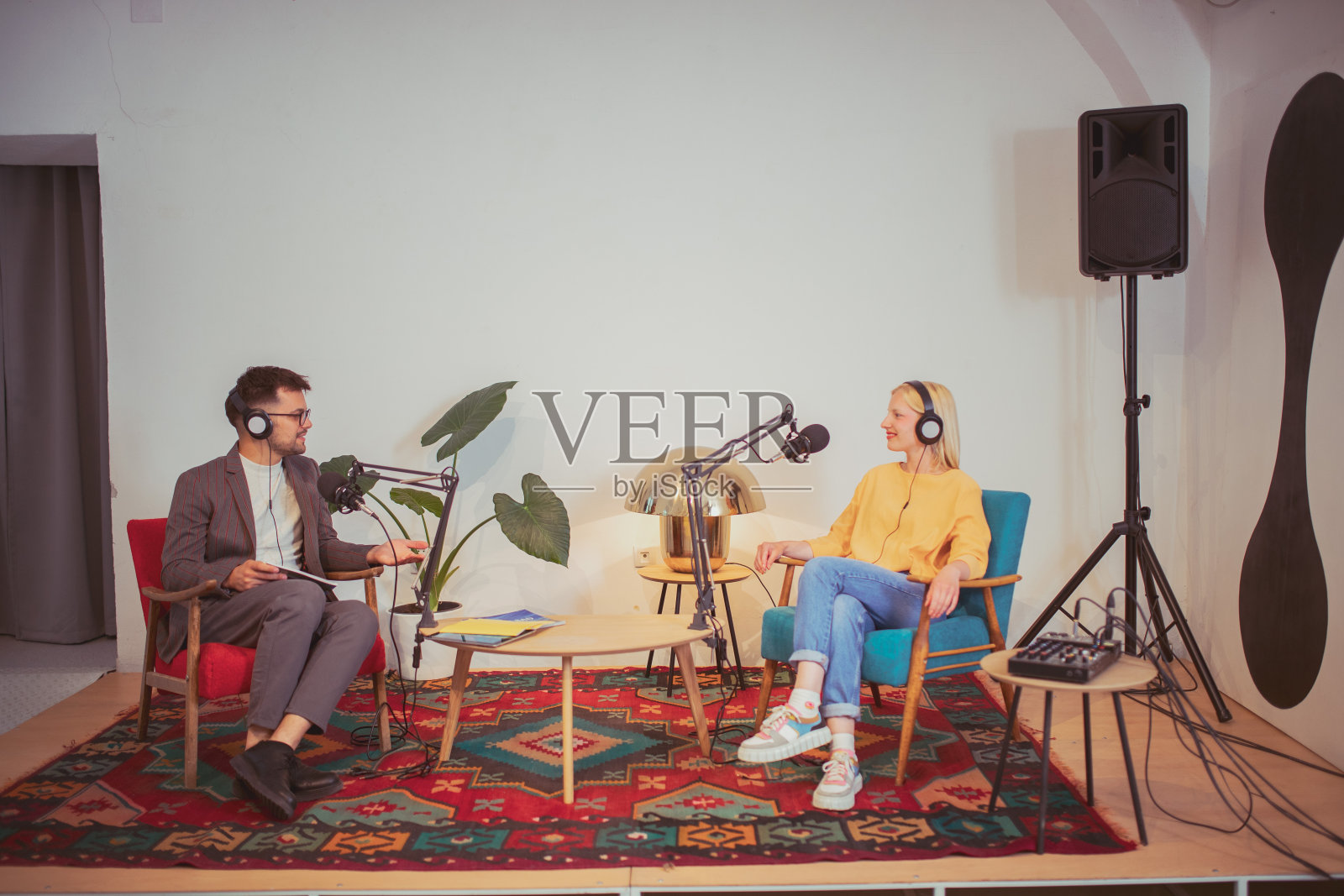 在重要问题上教育听众照片摄影图片