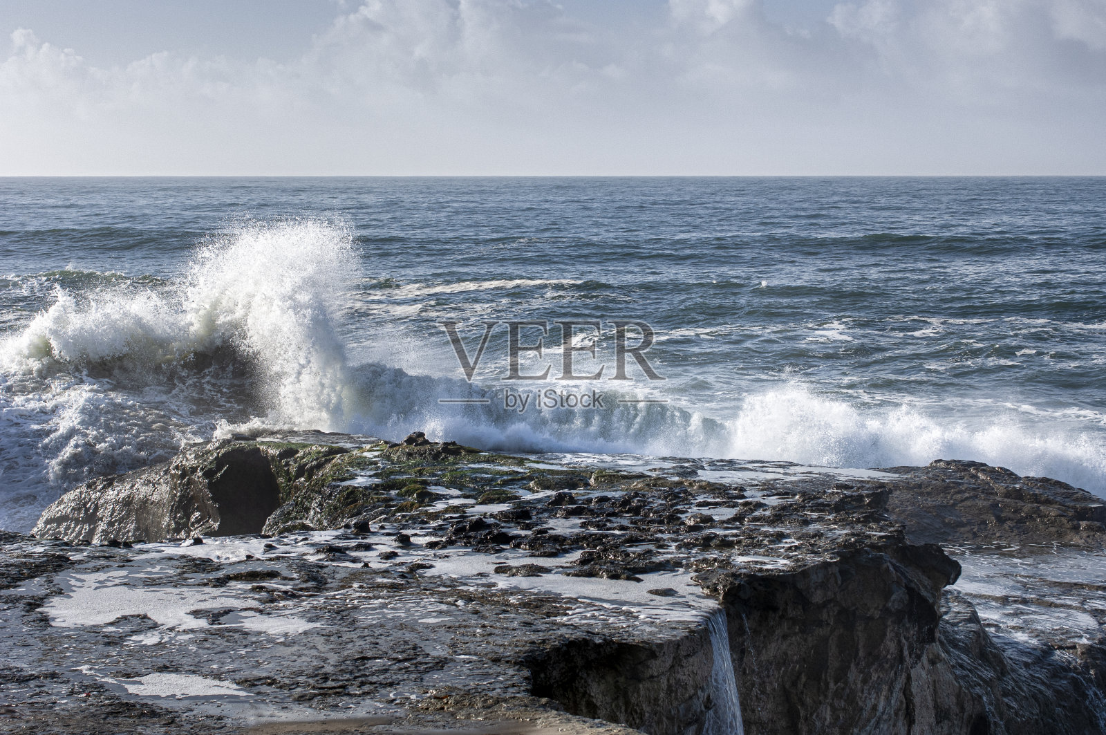 加利福尼亚州太平洋海岸岩石上的海浪照片摄影图片