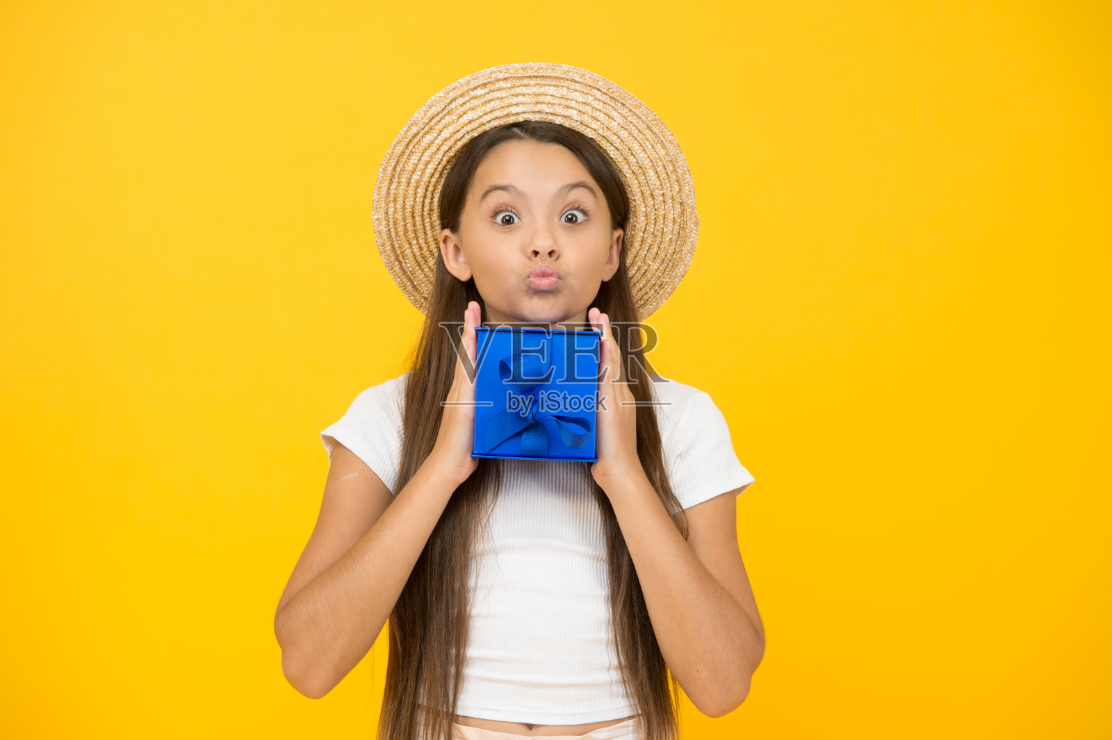 礼品包装的装饰盒在可爱的孩子女孩手中,给予和慷慨的概念照片摄影图片