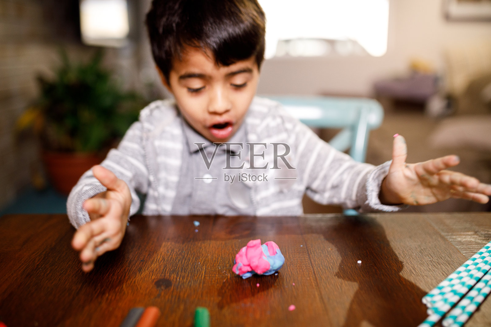 男孩使用橡皮泥照片摄影图片