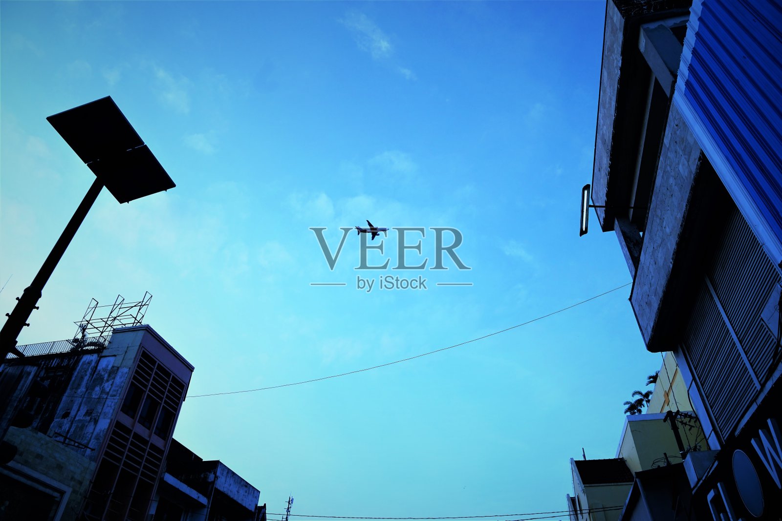 蓝天上的飞机照片摄影图片