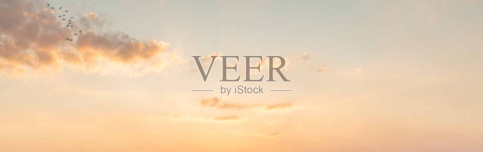 美丽的夏日天空夕阳,蓝、黄、红,给人一种平和的感觉。怀念青春的情怀。照片摄影图片