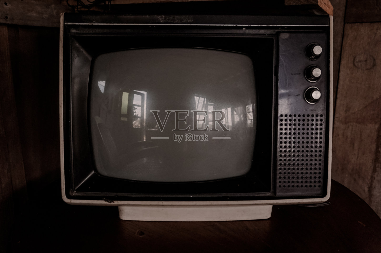 桌上放着旧的电子管电视机照片摄影图片