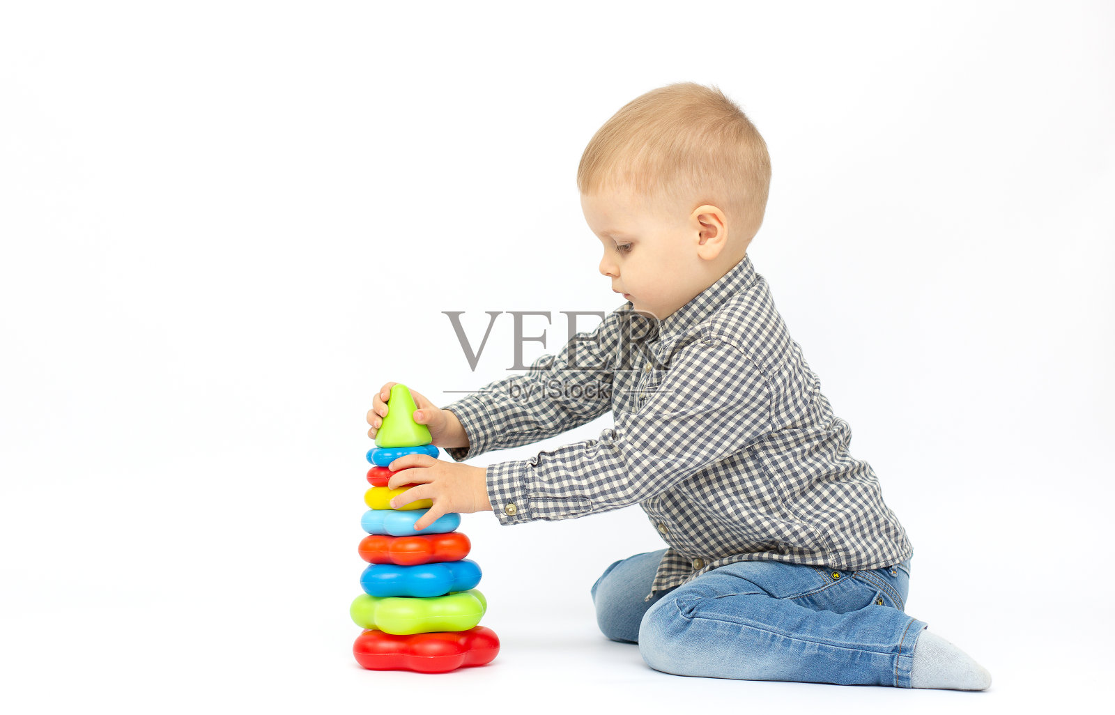 小男孩在白色背景上玩孤立的玩具照片摄影图片