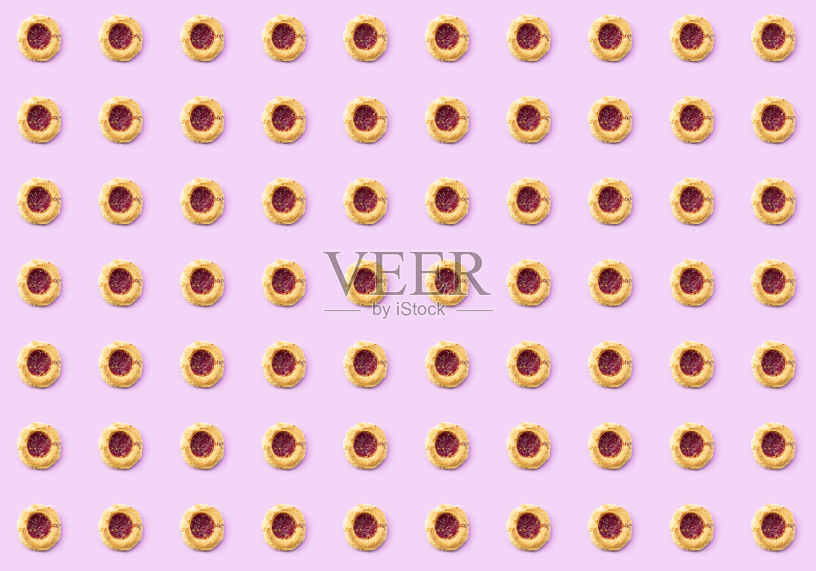 俯视图许多定期订购的自制酥饼饼干与粉红色的背景。自制和天然食品的概念。水平方向。照片摄影图片