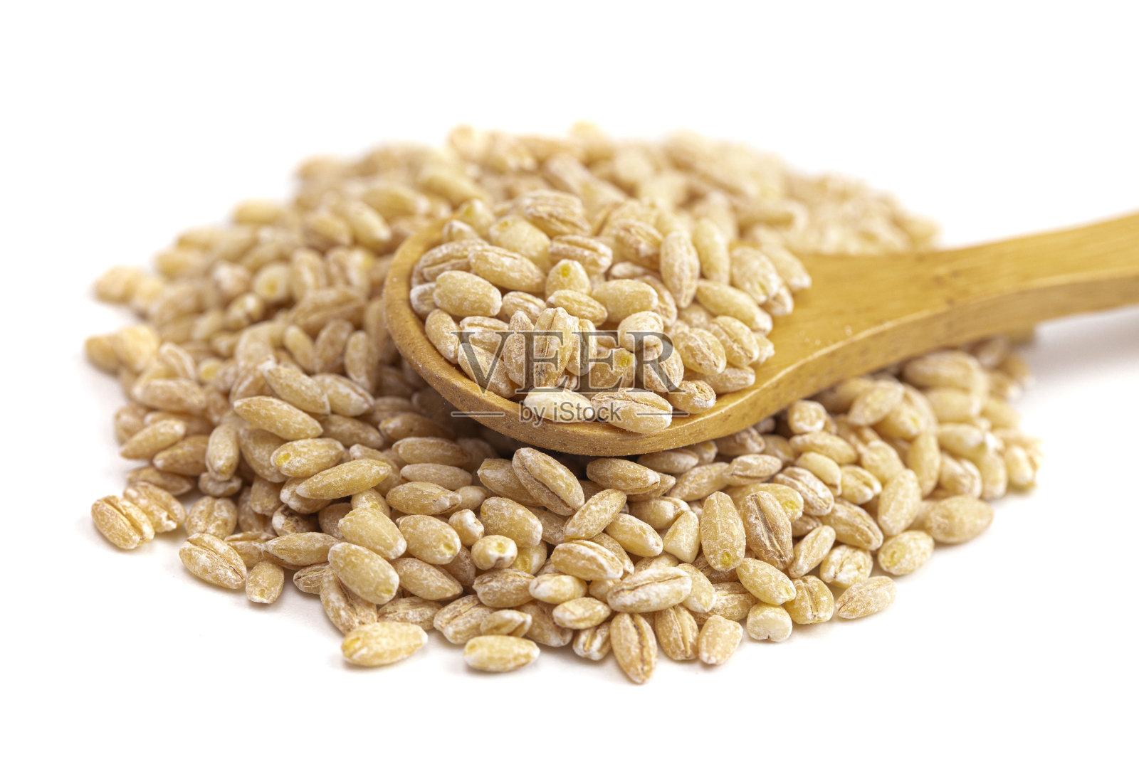 白色背景上孤立的一堆大麦小麦照片摄影图片