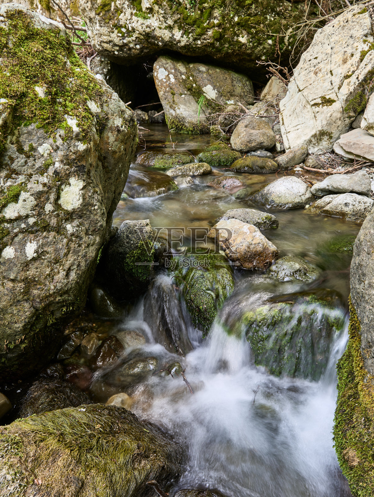 意大利利古里亚的S. Stefano d'Aveto的小溪照片摄影图片