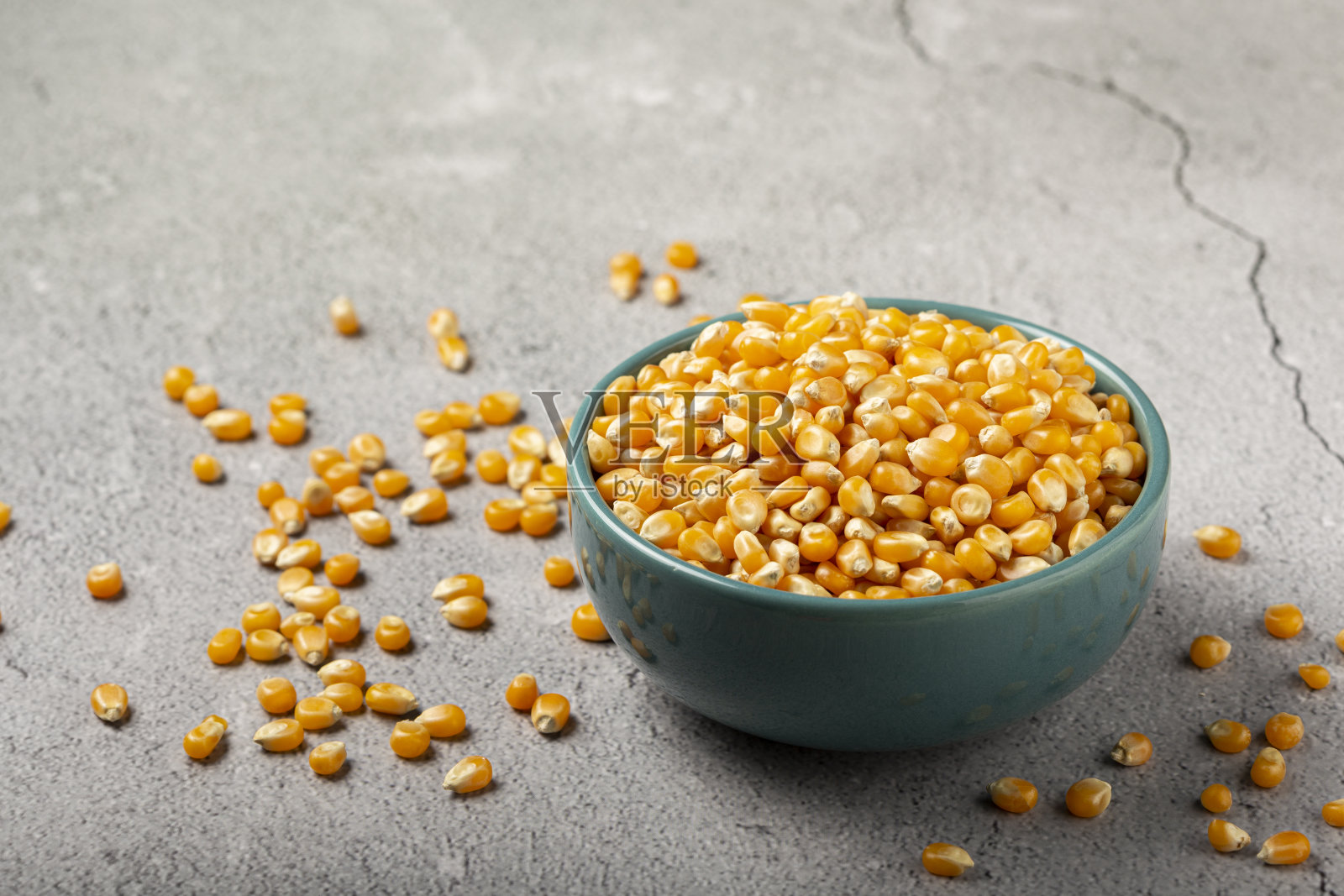 干玉米。放在桌上做爆米花的生玉米。照片摄影图片