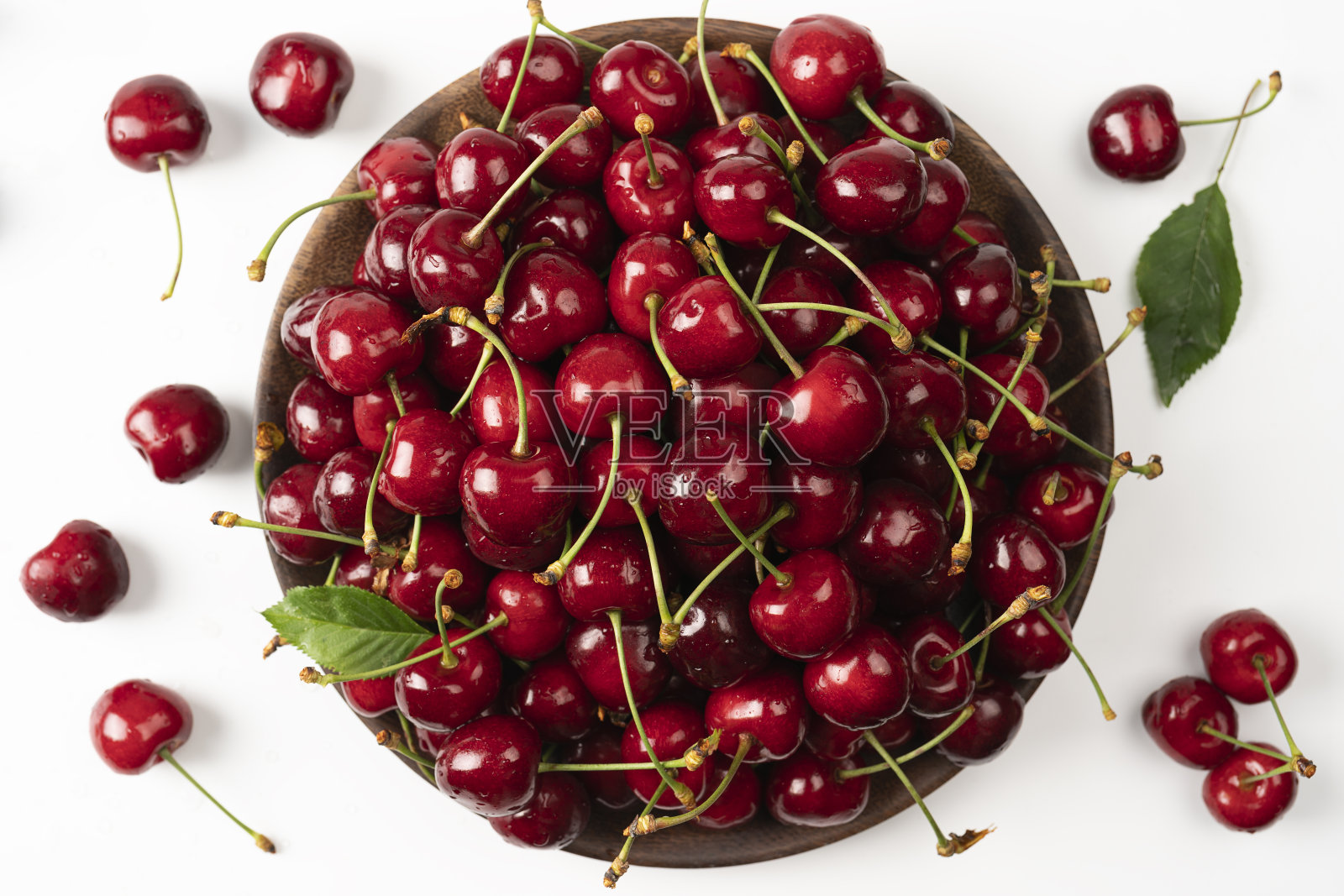 木碗里的樱桃果孤立在白色背景上照片摄影图片