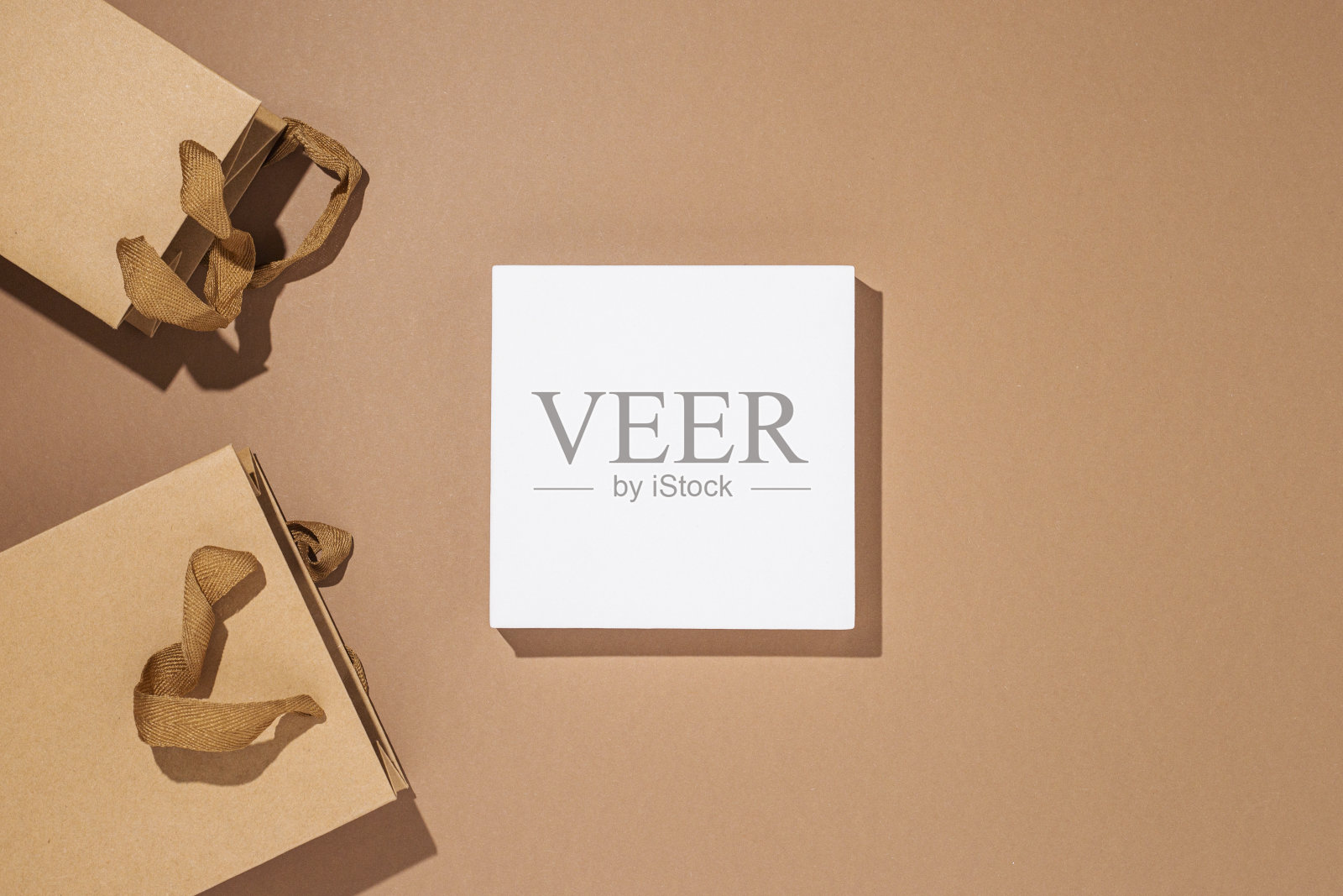 广场讲台,工艺包装包装上的棕色硬纸板背景。俯视图,平放照片摄影图片