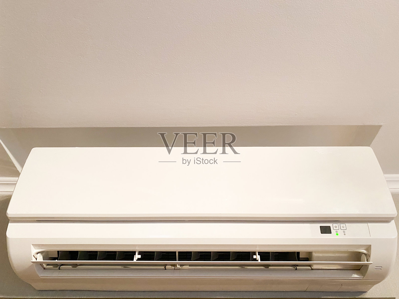 白色壁挂式空调在房子或公寓的特写照片摄影图片