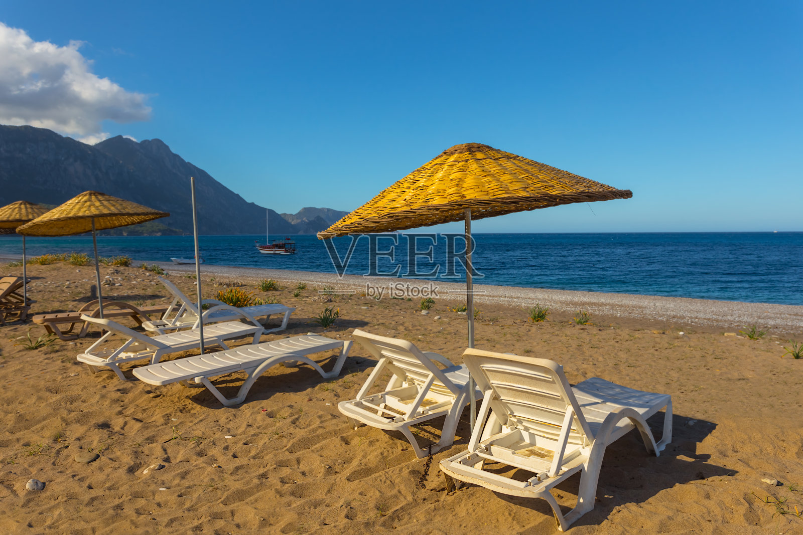 沙滩上有阳光伞,夏日海滨度假背景照片摄影图片