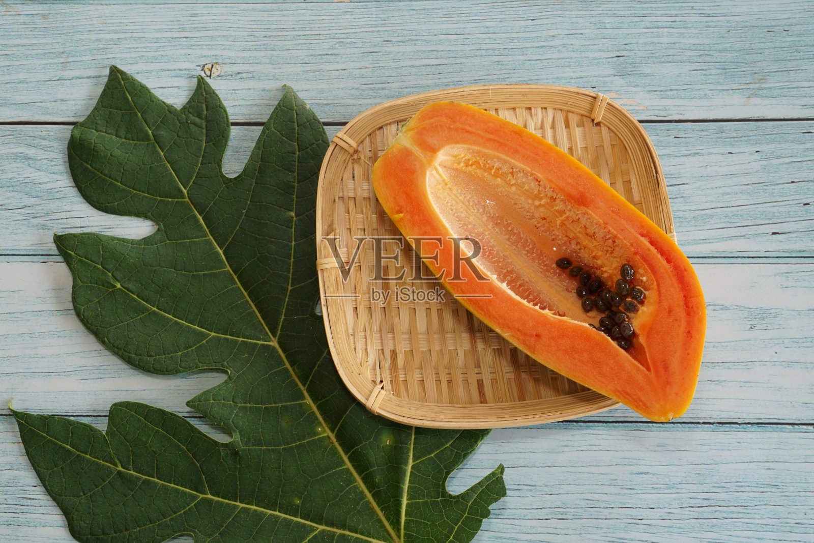 桌上放着新鲜的木瓜水果照片摄影图片