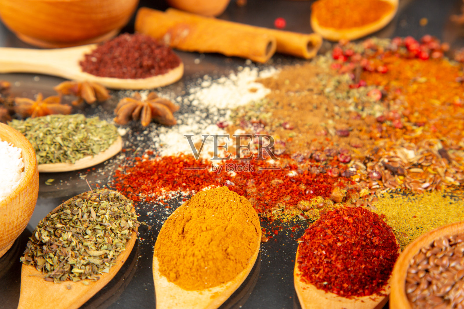 香料和香草在黑色背景。照片摄影图片