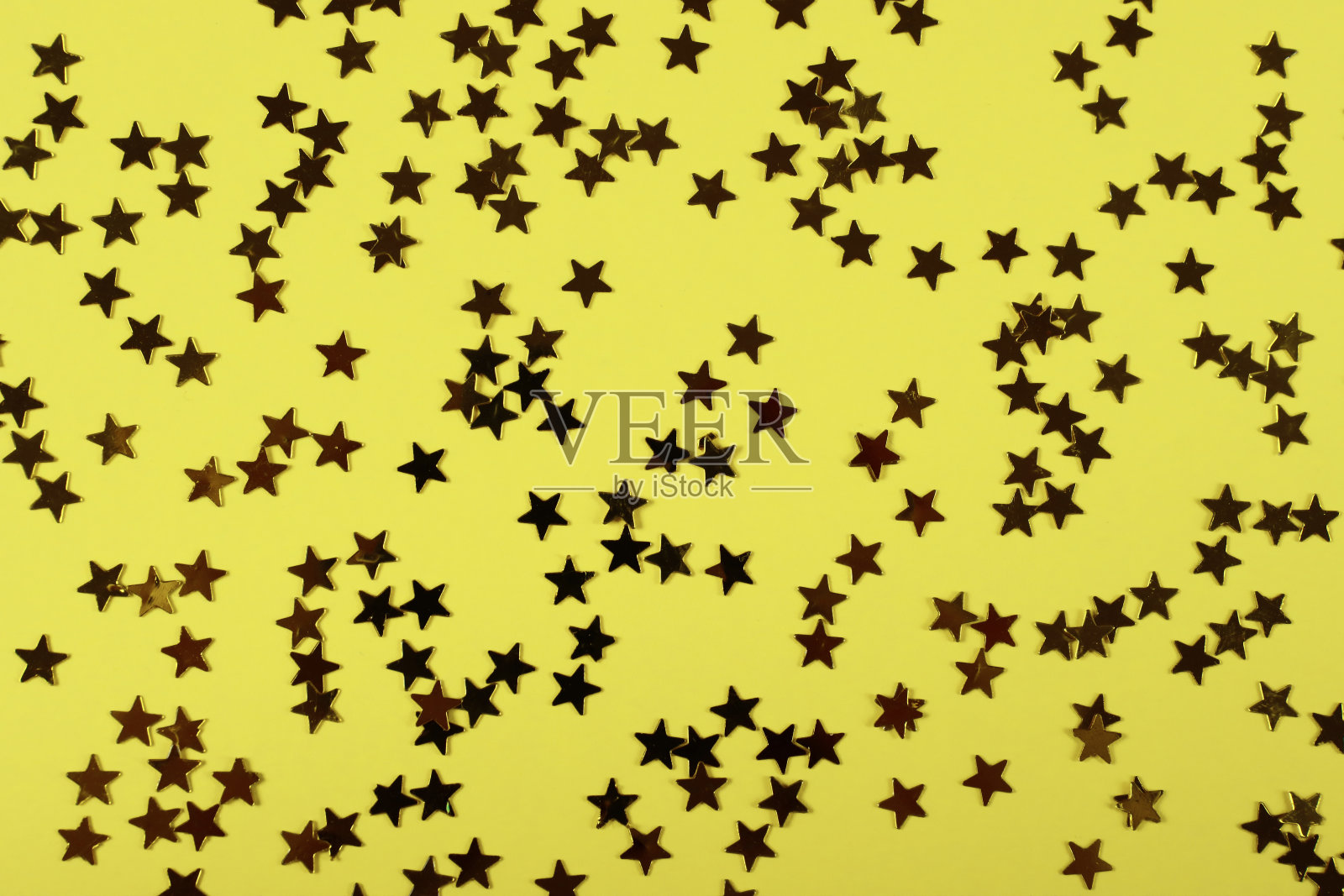 黄色背景上闪亮的星星,五彩纸屑,节日,生日照片摄影图片