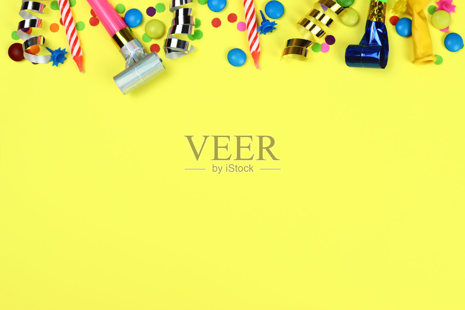 节日背景与生日装饰。蜡烛、气球和五彩纸屑照片摄影图片