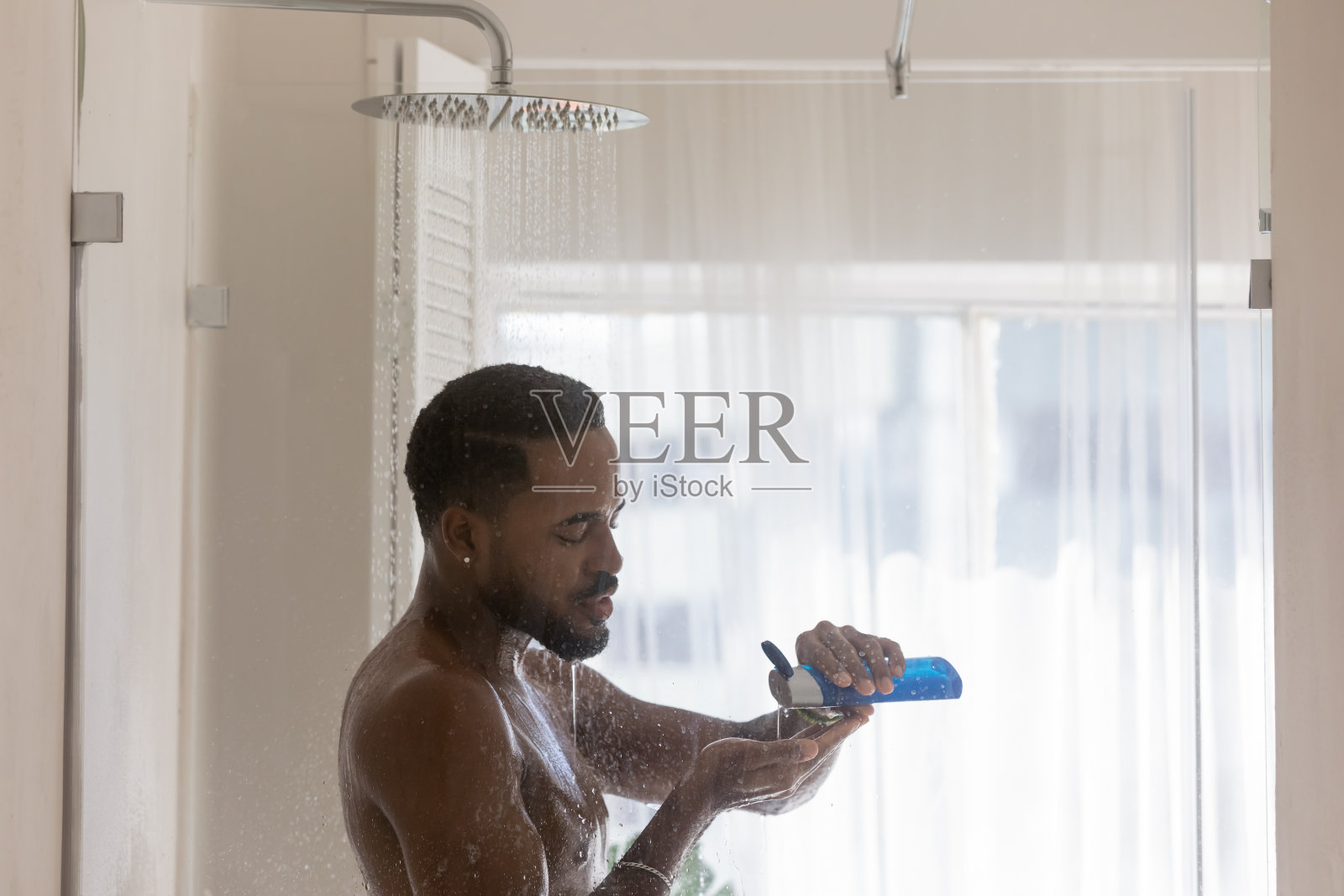 轻松迷人的年轻非洲裔美国人洗澡照片摄影图片